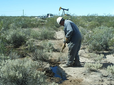 Remoción manual de suelo contaminado con hidrocarburos